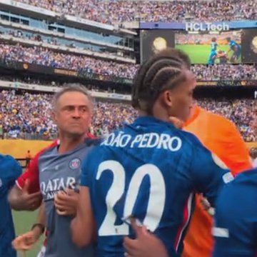لويس انريكي يعتدي على لاعب تشيلسي