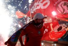 الجمهور المغربي يشعلها أمام فندق المنتخب الفرنسي