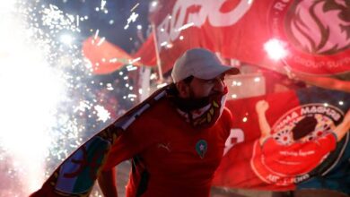 الجمهور المغربي يشعلها أمام فندق المنتخب الفرنسي