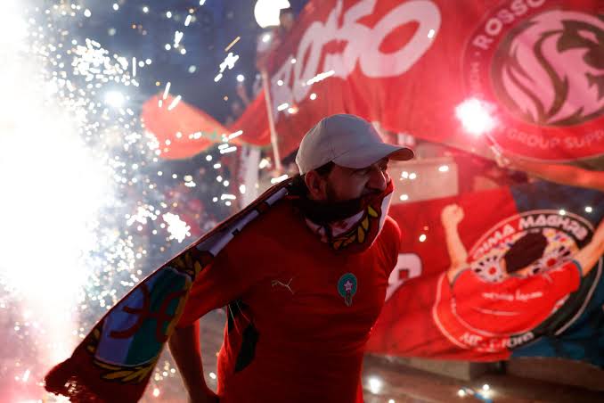 الجمهور المغربي يشعلها أمام فندق المنتخب الفرنسي
